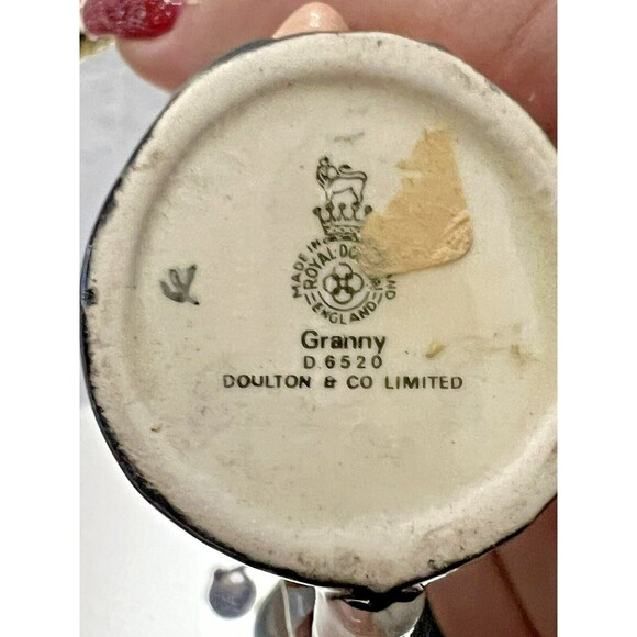 Royal Doulton GRANNY  Mini Character Toby Jug Figurine D6520 2 1/4 inches - Picture 6 of 6